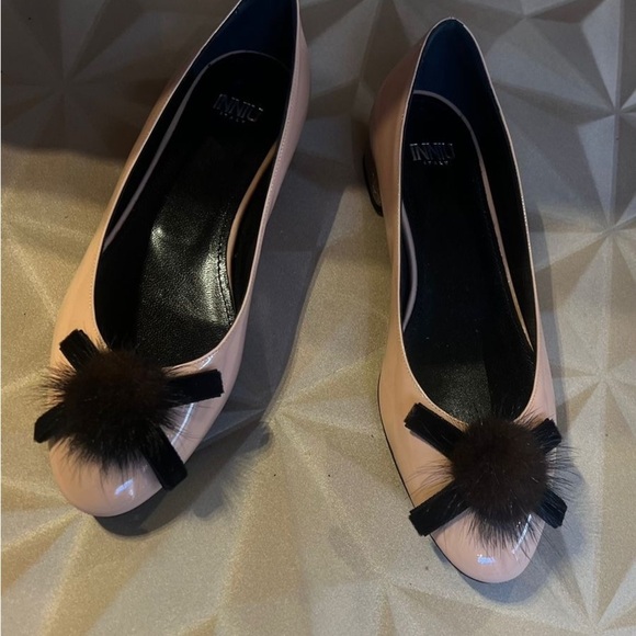 Como Italian Leather Ballet Flat in Beige Nude/Black | A  Innu made in Italy classic nude and Black flats with Pom-Pom Detail EU 36 NWT